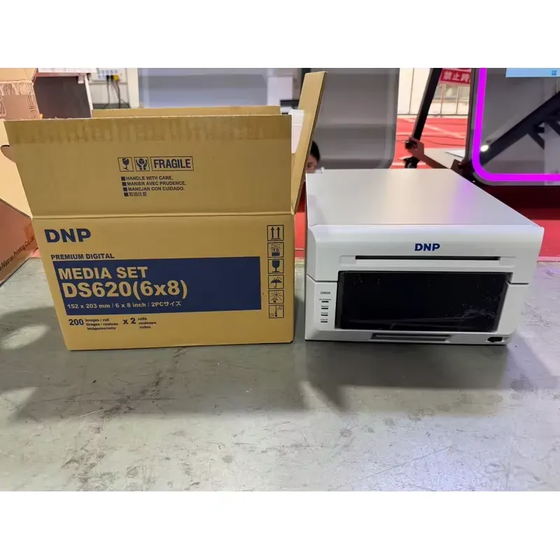 Photo Printer - Papel Fotográfico Instantáneo DNP DS620, Material